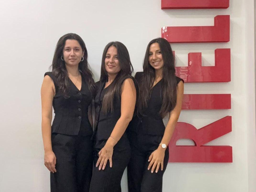 Il customer care di Tecs nel negozio di Via Brancati, tre persone davanti alla scritta Riello