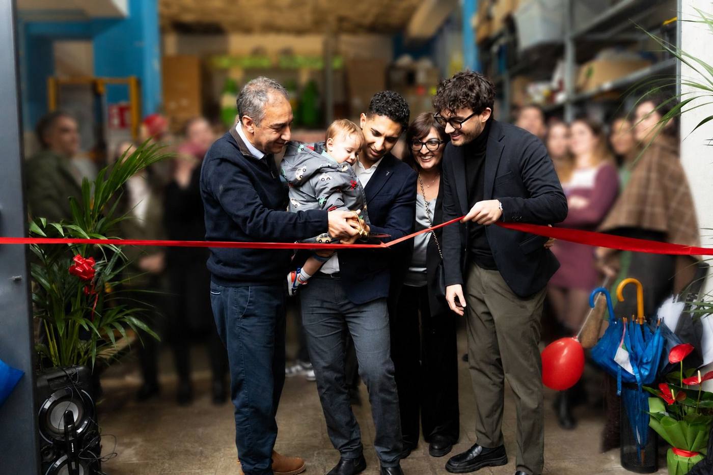 Taglio del nastro rosso con la famiglia Tranchina e il team