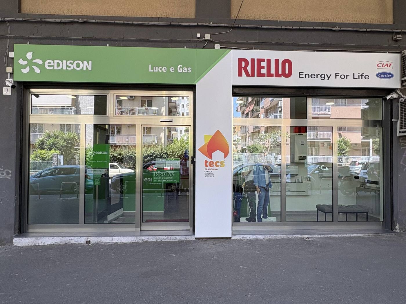 Il negozio Tecs in Via Brancati, con le insegne Edison e Riello
