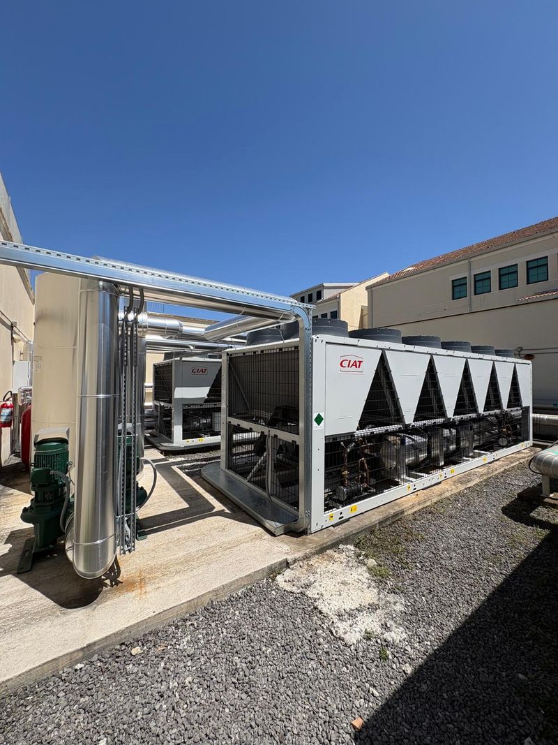 Due refrigeratori industriali CIAT all'aperto, con tubazioni coibentate e pompe