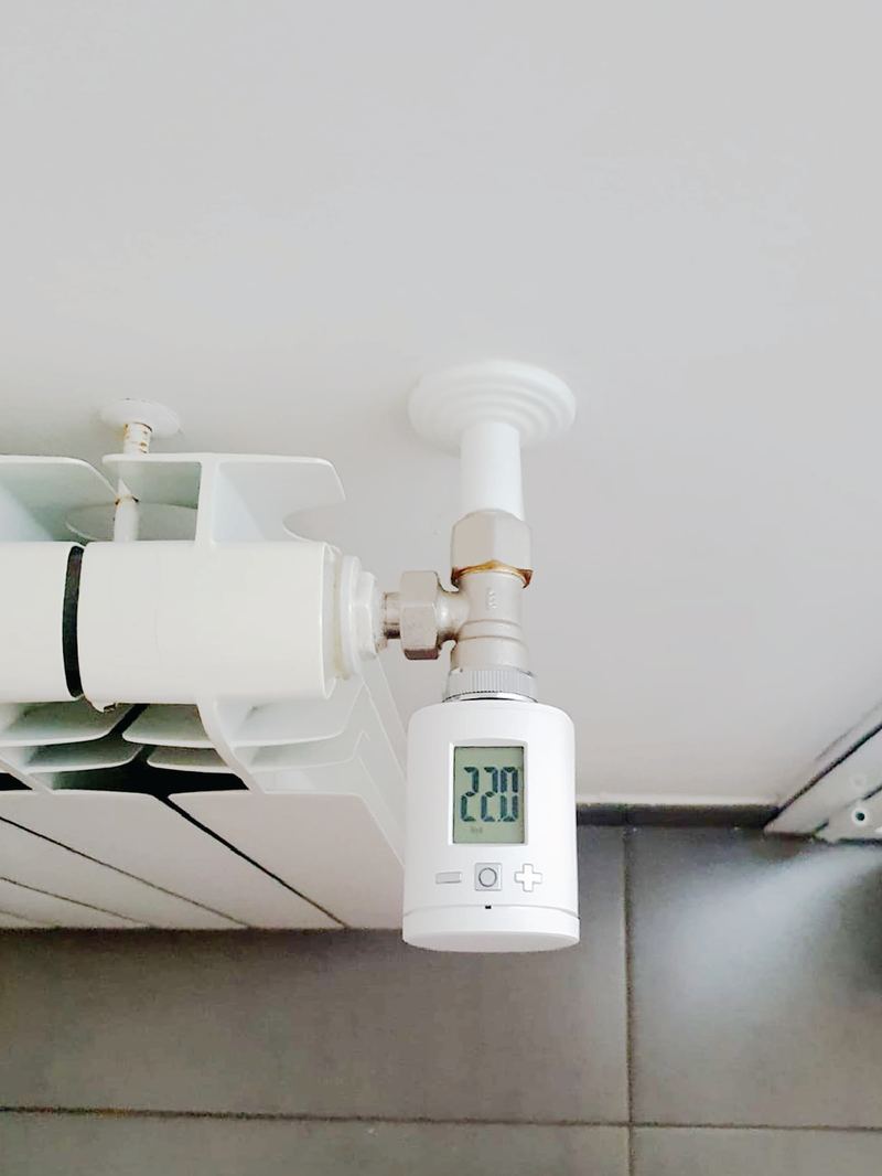 Testina termostatica elettronica su un radiatore, con display a 22 gradi