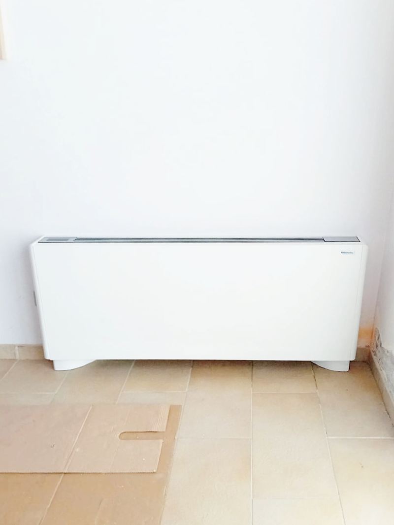 Ventilconvettore bianco a pavimento appena installato