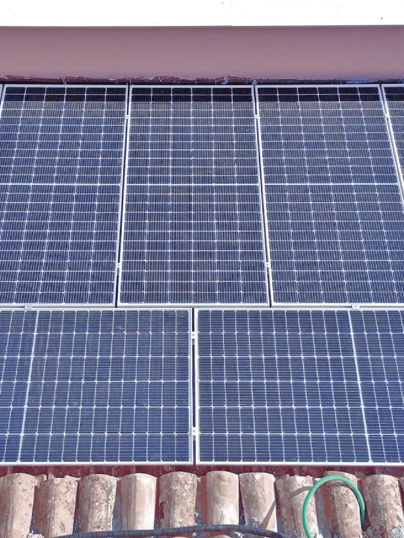 Pannelli fotovoltaici su un tetto di tegole