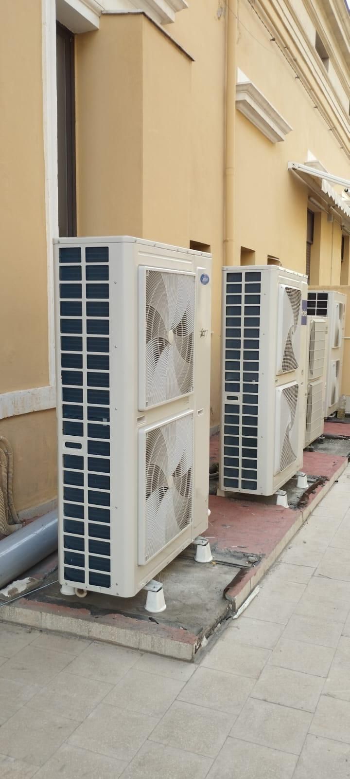 Unità esterne di un sistema VRF allineate lungo la facciata di un edificio